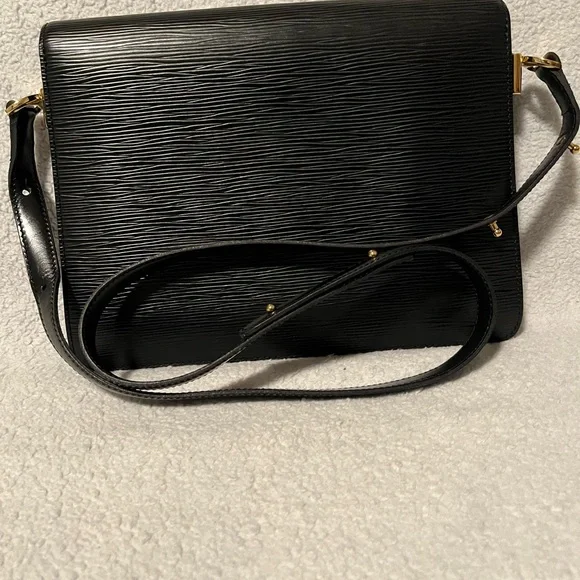 LOUIS VUITTON BICOLOR EPI FRIEDLAND SHOULDER BAG - Picture 3 of 15